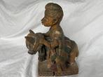 Beeldje - Houten beeld van een figuur op een paard - Hout, Antiek en Kunst