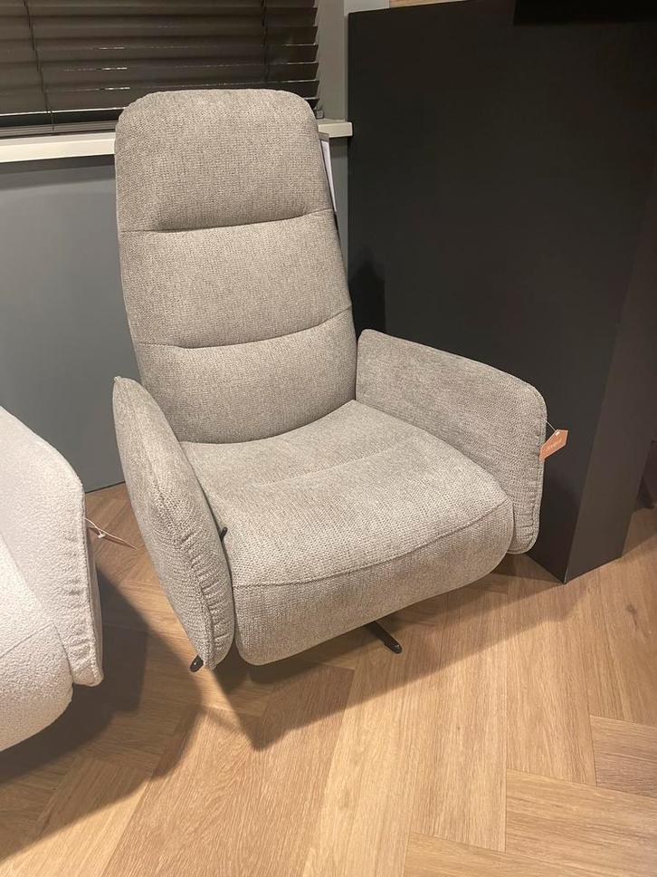 Lichtgrijze relaxfauteuil Pianezzo, Huis en Inrichting, Fauteuils, 75 tot 100 cm, Nieuw, 75 tot 100 cm, Ophalen of Verzenden