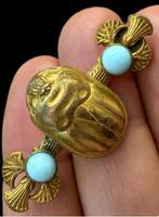 Curieus hangertje van verguld brons in Egyptische