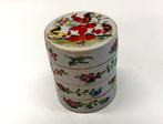 Chinees stapeldoosje van famille rose porselein – 19e eeuw -