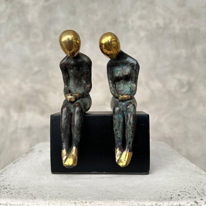 sculptuur, NO RESERVE PRICE - Sitting Couple on a Base, next, Antiek en Kunst, Kunst | Designobjecten
