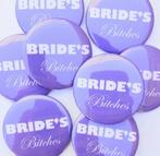Button of (kleding)magneet Brides Bitches in vele kleuren, Nieuw, Feestartikel, Geboorte of Huwelijk, Verzenden