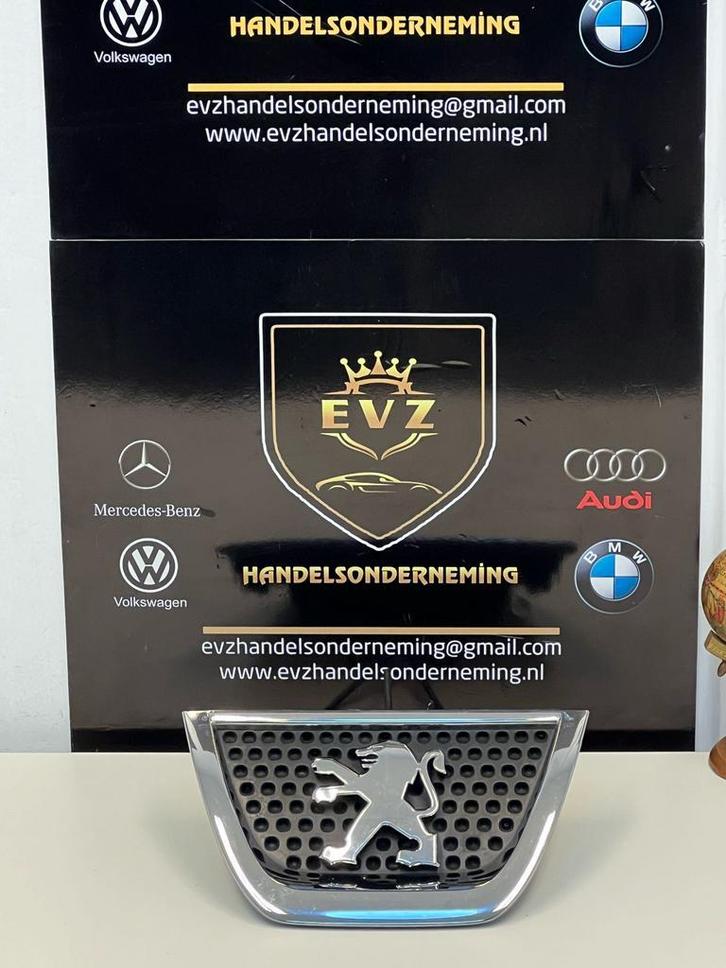 Peugeot 3008 Embleem Grille bj.2013 Artnr.9685973077, Auto-onderdelen, Carrosserie en Plaatwerk, Gebruikt, Peugeot