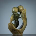 Beeld van Serpetine steen; Loving Couple - M Chamba, Ophalen