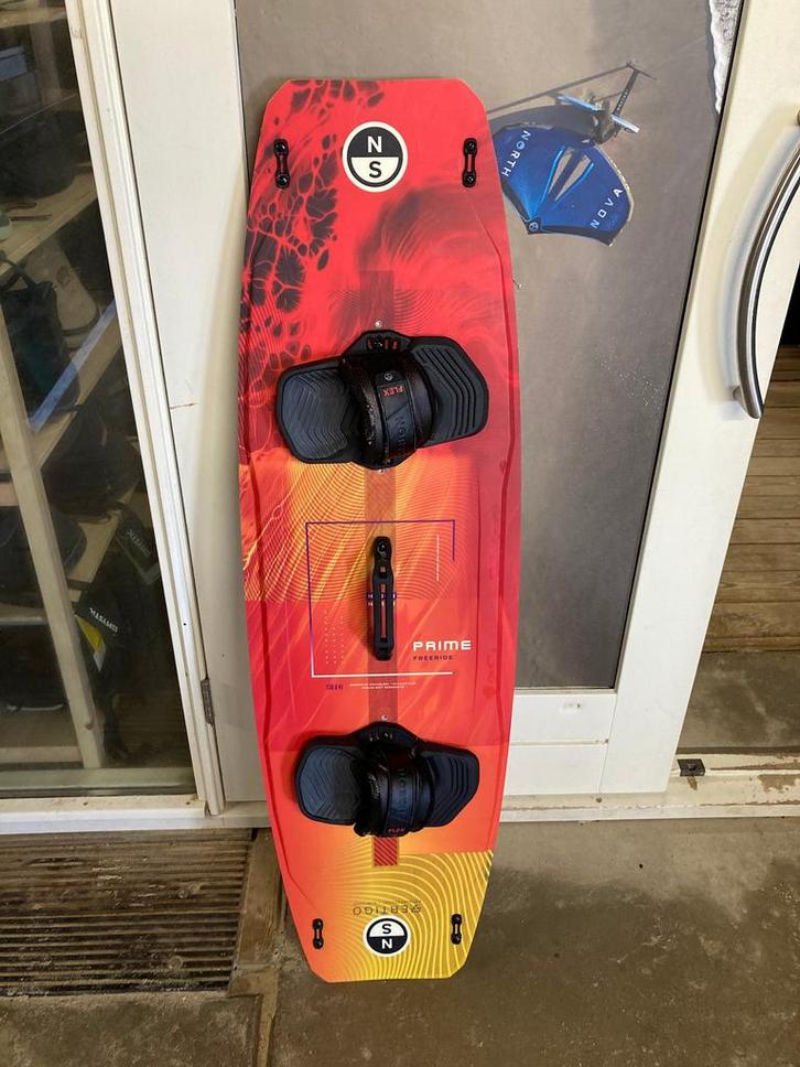 2025 North Prime TT Board 138x41cm Flex TT Bindings L/XL, Watersport en Boten, Kitesurfen, Binding, Gebruikt, Ophalen of Verzenden
