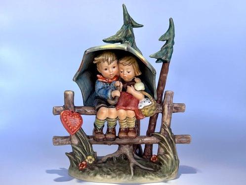 Goebel - Beeldje - Goebel Hummelfigur April April Shower, Antiek en Kunst, Curiosa en Brocante