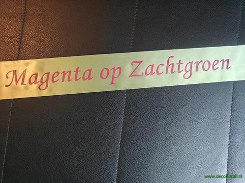 Zachtgroen lint 70 mm met magenta opdruk +/- 80cm. - eigen, Huis en Inrichting, Woonaccessoires | Kunstplanten en Kunstbloemen
