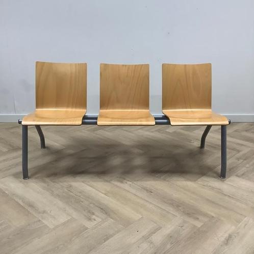 Tweedehands wachtkamerbank met 3 zitplaatsen,  grijs-beuken, Huis en Inrichting, Banken | Bankstellen, Gebruikt, Hout, Ophalen of Verzenden