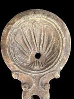Oud-Romeins Terracotta Oliënlamp met rozetversiering met het, Verzamelen