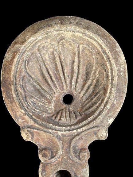 Oud-Romeins Terracotta Oliënlamp met rozetversiering met het, Verzamelen, Mineralen en Fossielen