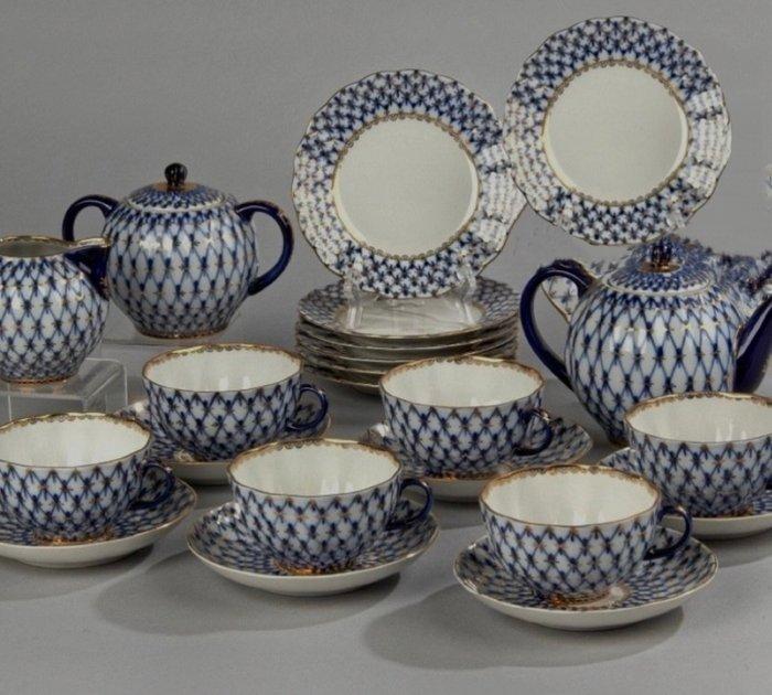 Lomonosov Imperial Porcelain Factory - A.Yatskevich,, Antiek en Kunst, Antiek | Meubels | Tafels