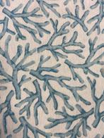 Elegant en delicaat textiel met een motief van lichtblauwe