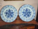 Set grote blauw-witte chargers – China, Kangxi-periode, Antiek en Kunst