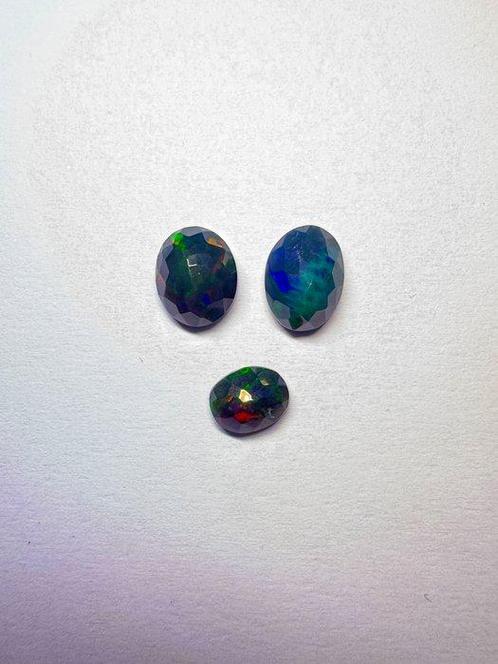 Kavel van 3 zwarte rookfacet-opalen uit Ethiopië. 3,99, Verzamelen, Mineralen en Fossielen