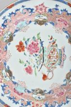 Bord - A LARGE CHINESE FAMILLE ROSE DISH DECORATED WITH A, Antiek en Kunst