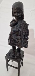 Siguiendo un modelo de Juan Clara - Figuur - Niña sobre