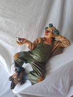 Jun Asilo - Beeld, Clown op koffer - 33 cm - Composiet -