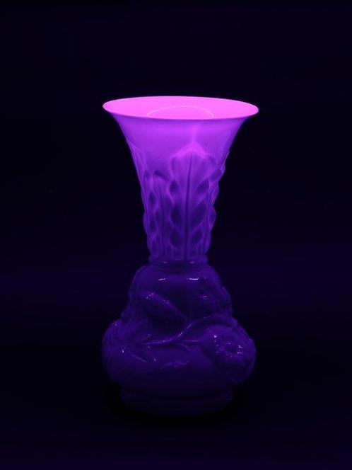 Saint Louis - Vaas - Opaalglas, Antiek en Kunst, Antiek | Glas en Kristal
