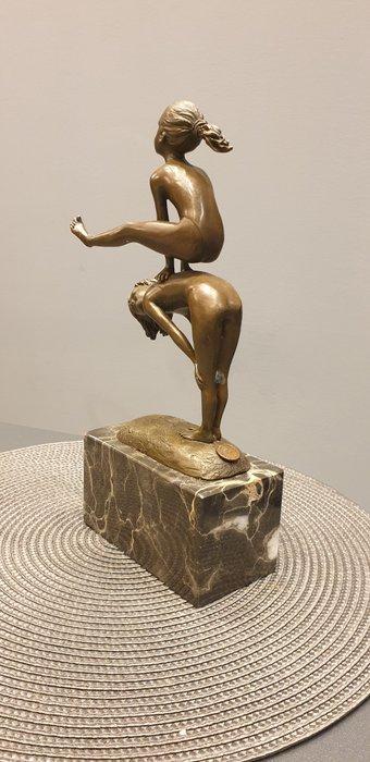 Beeld, Milo - Playing gymnastics girls - 29 cm - Gepatineerd, Antiek en Kunst, Curiosa en Brocante