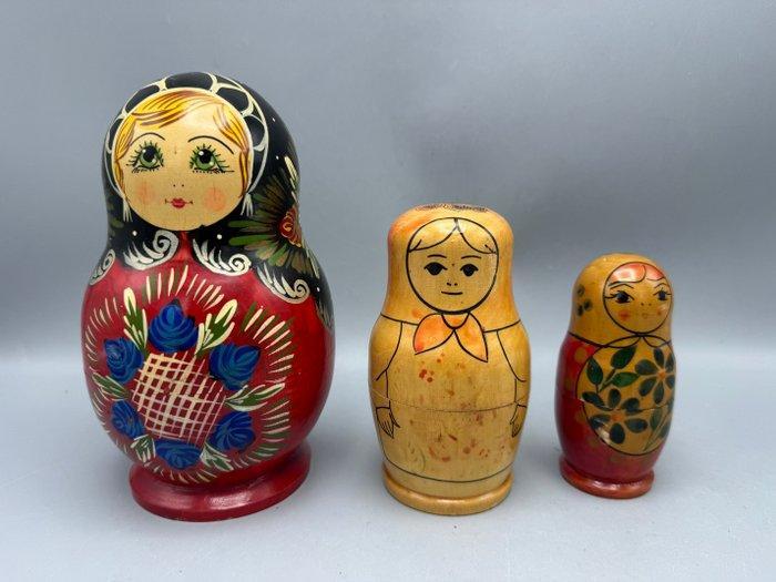Set van drie handbeschilderde matroesjka-poppen –, Antiek en Kunst, Curiosa en Brocante