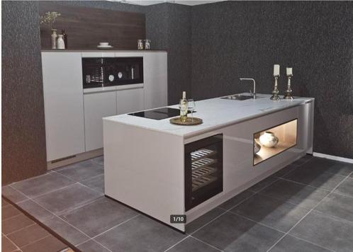 Luxe hoogglans zand-kleurige showroomkeuken, greep loos, Huis en Inrichting, Keuken | Complete keukens, Graniet of Steen, Greeploos