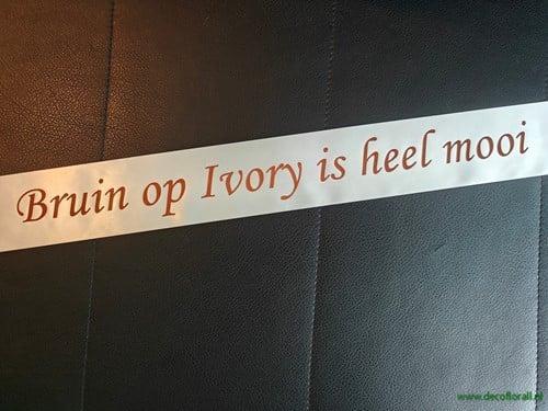 Bedrukt lint Ivory met Bruine opdruk 45 mm 50 cm, Huis en Inrichting, Woonaccessoires | Kunstplanten en Kunstbloemen, Nieuw, Ophalen of Verzenden