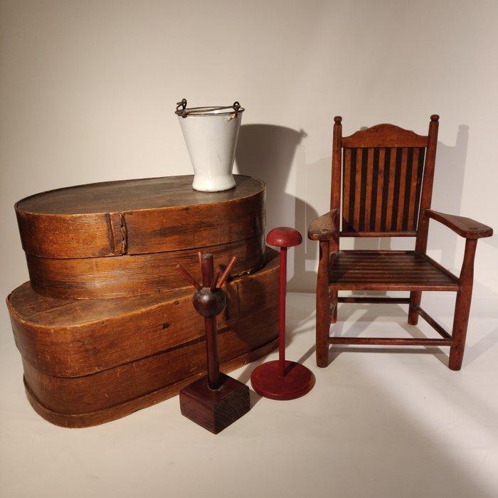 other - Speelgoed meubels 2 Shaker oval boxes, a miniature, Antiek en Kunst, Antiek | Speelgoed