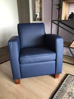 Leren fauteuil met houten poten - blauw leer, Huis en Inrichting, Fauteuils, Nieuw, Ophalen of Verzenden, Landelijk, 50 tot 75 cm