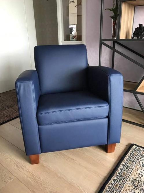 Leren fauteuil met houten poten - blauw leer, Huis en Inrichting, Fauteuils, 50 tot 75 cm, 75 tot 100 cm, Nieuw, Leer, Ophalen of Verzenden