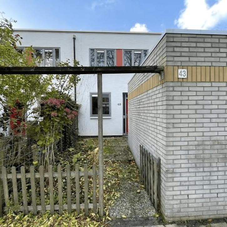 Tussenwoning met tuin en wasmachine aansluiting, Huizen en Kamers, Huizen te koop