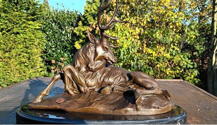 sculptuur, liggend hert met een statig gewei. - 24 cm -, Antiek en Kunst, Kunst | Designobjecten