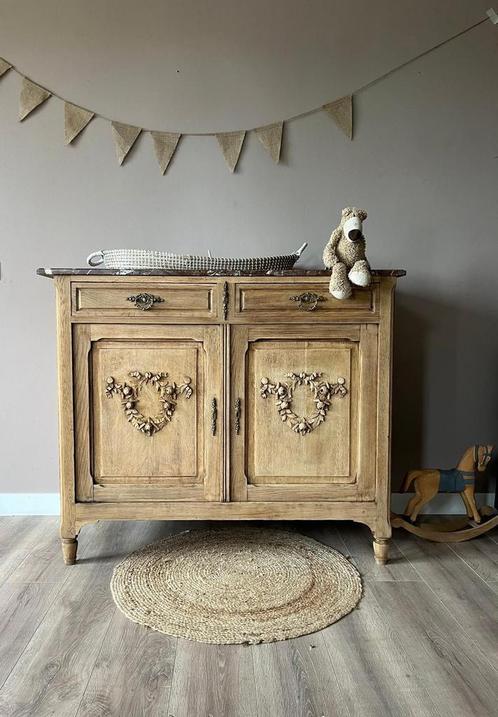 Frans vintage houten commode marmer houtkleur, Kinderen en Baby's, Kinderkamer | Commodes en Kasten, Voetruimte, 50 tot 70 cm