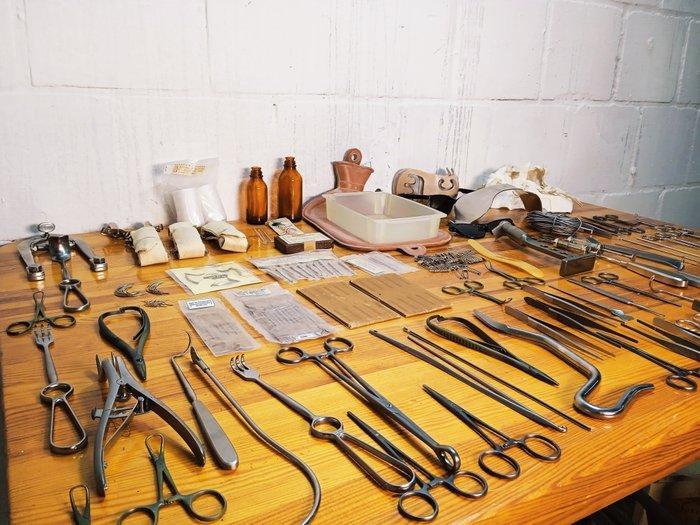 Chirurgische instrumenten (304) - Messing, Aluminium, Staal,, Antiek en Kunst, Antiek | Wandborden en Tegels