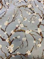 Elegante en delicaat stof met amandelbloesemmotief op