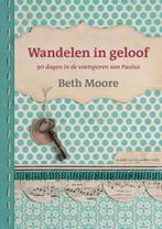 Wandelen in geloof 9789063536824 Beth Moore, Boeken, Verzenden, Zo goed als nieuw, Beth Moore