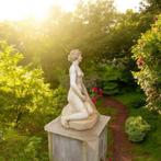 Beeld, Statua raffigurante una fanciulla nuda che posa su