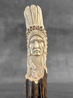 Snijwerk, NO RESERVE PRICE - Native Indian with Animal totem, Antiek en Kunst