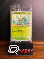 Pokémon - 1 Verzegelde kaart - Bulbasaur 001/163 Stamped 151, Hobby en Vrije tijd, Nieuw