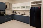 Luxe Fjordblauw (MAT) met wit hoogglans showroomkeuken, Huis en Inrichting, Keuken | Complete keukens, Blauw, Hoekkeuken, Nieuw