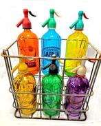 Sifon - Zes sifons vintage en een metalen mand.