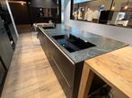 Nolte showroomkeuken SALE – Eiken nero/Blackgreen incl. appa, Overige kleuren, Overige typen, Met kookeiland, Graniet of Steen