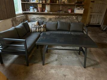 Prachtige diningeset met tafel beschikbaar voor biedingen