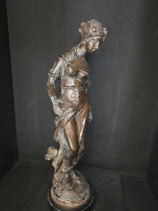 A. Moreau - sculptuur, Woman in front of rose bush - 37 cm, Antiek en Kunst, Curiosa en Brocante