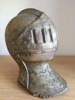 sculptuur, gesloten helm of zogenaamde heaume - Hout -