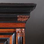 Reusachtige Hollandse kolomkast ca 1700 unieke kwaliteit met, Antiek en Kunst, Ophalen of Verzenden