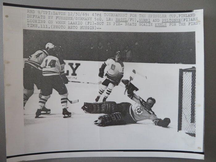 collection 8 press photo,s Ice Hockey Sprengler Cup 1969, Antiek en Kunst, Kunst | Designobjecten
