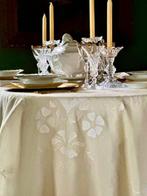 Kleed en twaalf geweven linnen servetten met borduursel
