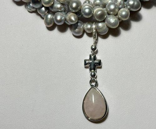 Perla grijs met gedemonteerde hanger van rozenkwarts en, Antiek en Kunst, Antiek | Boeken en Bijbels
