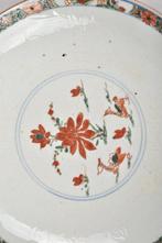 Bord - A CHINESE FAMILLE VERTE DISH WITH ANHUA DECORATION, Antiek en Kunst