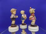 Goebel - Beeldje - Drie Hummel figuurtjes kinderen op ronde